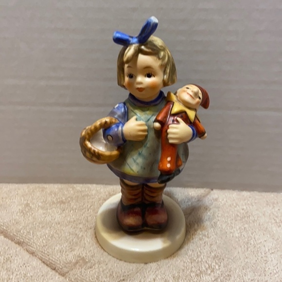 Goebel Hummel Collectors Club “What Now? ” #422 Figurine - Picture 2 of 8